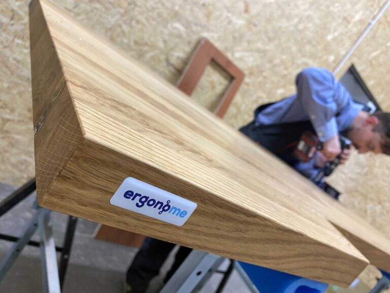 Biurko elektryczne z drewnianym blatem