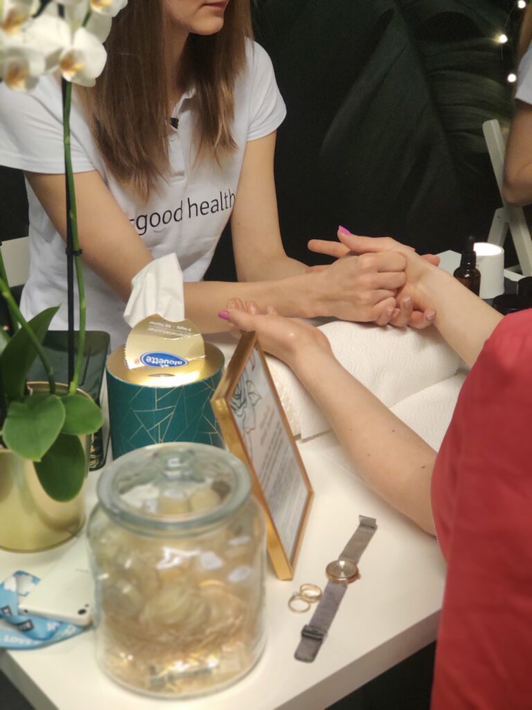 Masaż dłoni podczas eventu dla Unilever