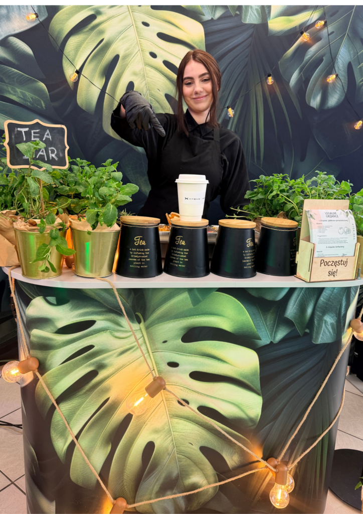 tea bar w&nbsp;biurze, baristka pokazuje na&nbsp;zdrowe napary